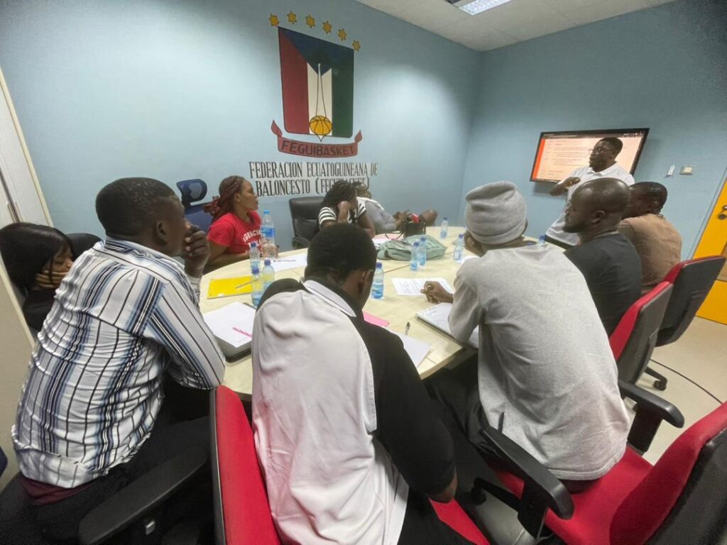 La FEGUIBASKET capacita a sus árbitros y oficiales de mesa antes del inicio de LEB 2026 en el mes de abril