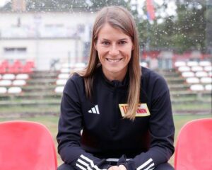 Marie-Lousie Eta hace historia: Primera mujer en dirigir un equipo masculino en las cinco grandes ligas europeas