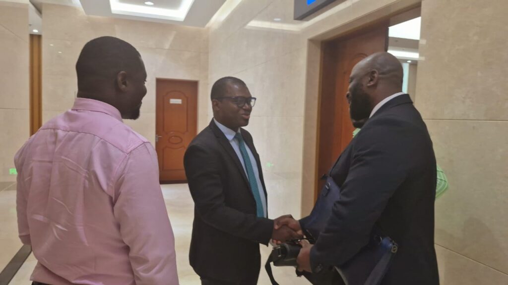 Llega a Malabo el presidente de la Confederación Africana de fútbol 7