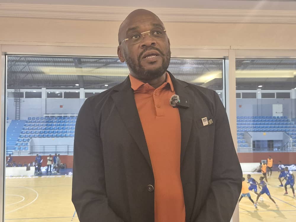El presidente de la FIBA zona 4 de África Central da el visto bueno al polideportivo de Malabo
